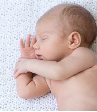 Schlafhygiene für Neugeborene: Wann sollte die Bettwäsche gewechselt werden und warum?