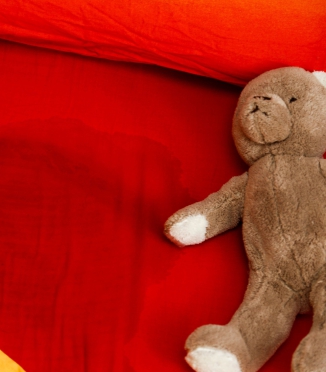 Enuresis: Wann ist sie normal, wann braucht man einen Arzt — und wie schützt man die Matratze