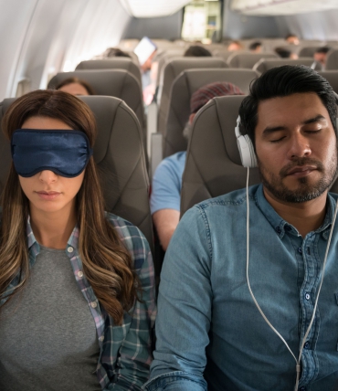 Besser schlafen im Flugzeug: Tipps für einen erholsamen Flug