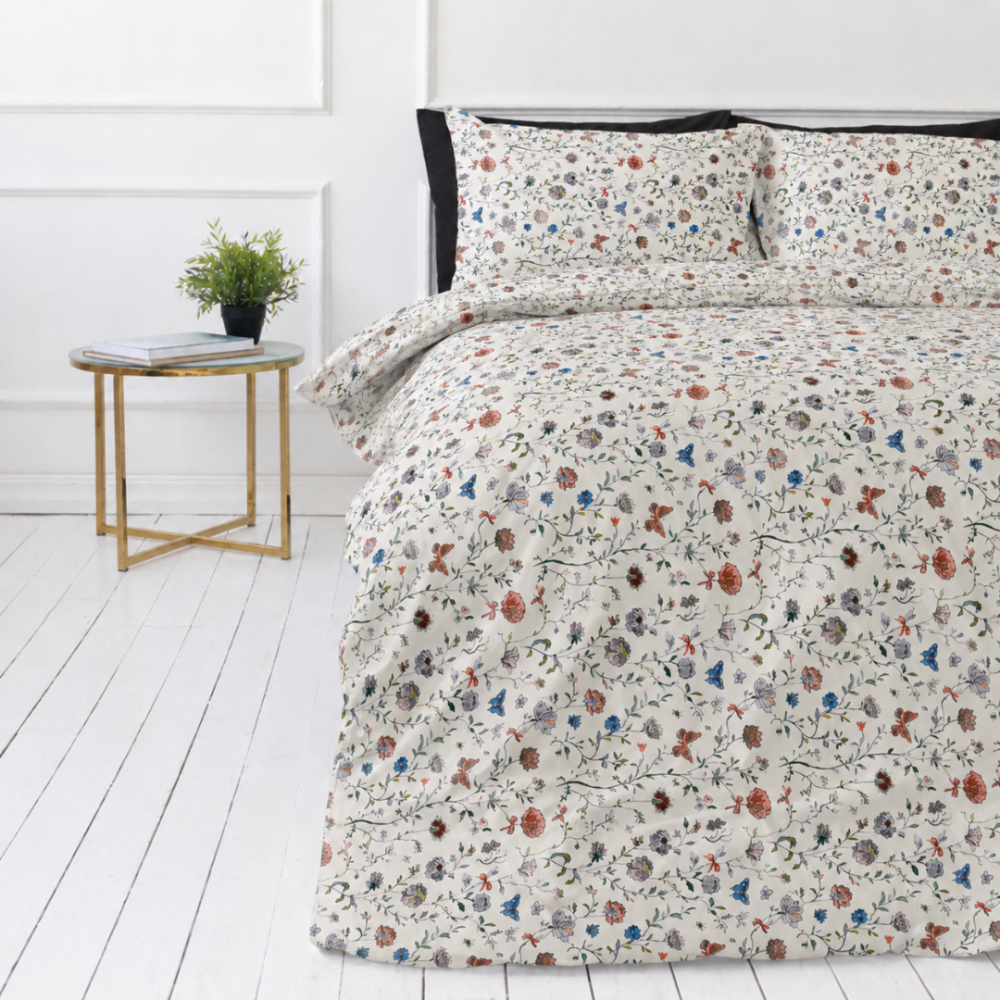 Bettwäsche Doppelbett "Countryside". Grüne Bettwäsche, 200x200 cm, 200x220 cm. Cremefarbene bettwäsche mit blauen, braunen und grauen blüten sowie grünen zweigen Bettwäsche Doppelbett "Countryside". Grüne Bettwäsche, 200x200 cm, 200x220 cm. Cremefarbene bettwäsche mit blauen, braunen und grauen blüten sowie grünen zweigen