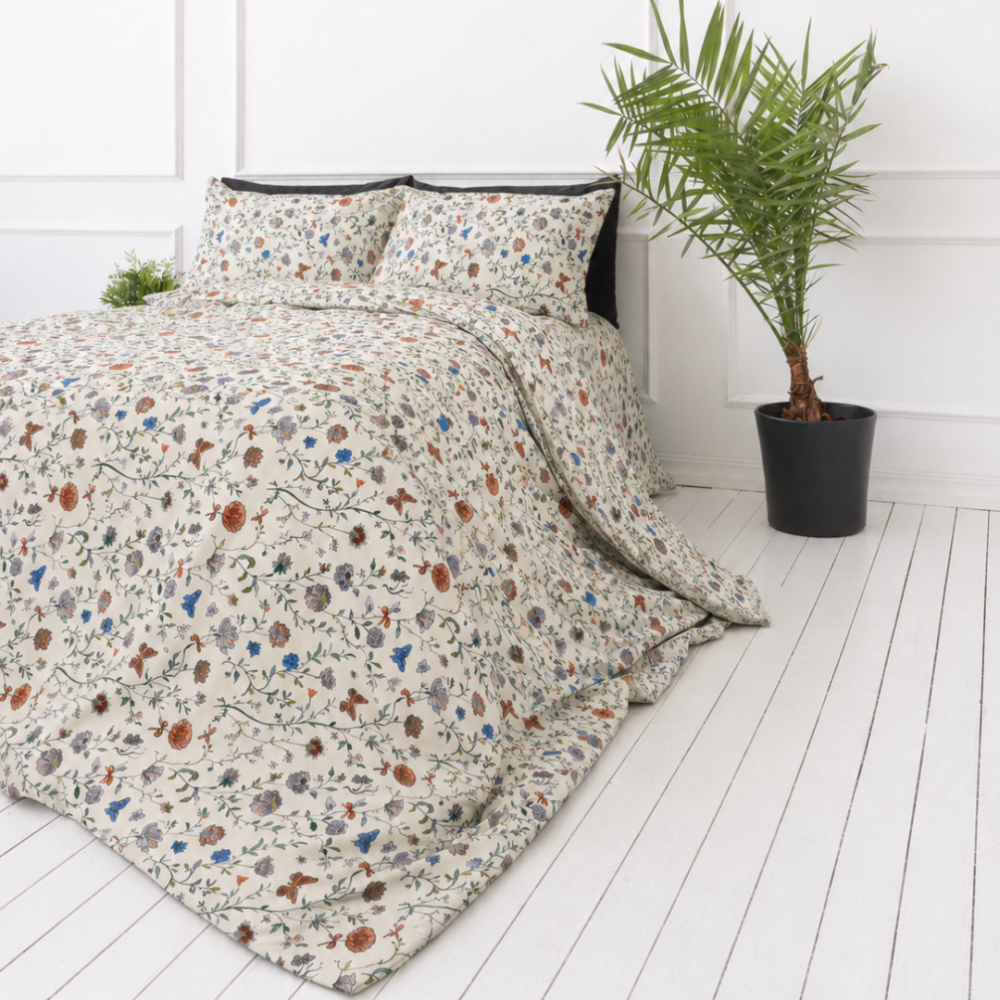 Bettwäsche Doppelbett "Countryside". Grüne Bettwäsche, 200x200 cm, 200x220 cm. Helles botanisches bettwäsche-design mit orangefarbenen, blauen und grauen blumenmotiven Bettwäsche Doppelbett "Countryside". Grüne Bettwäsche, 200x200 cm, 200x220 cm. Helles botanisches bettwäsche-design mit orangefarbenen, blauen und grauen blumenmotiven