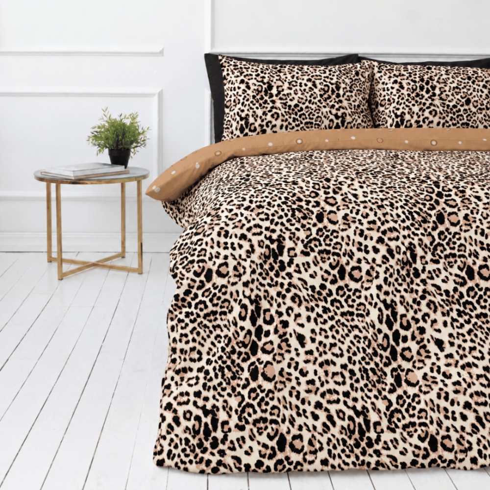 Bettwäsche Doppelbett "Roar". Biber Bettwäsche, 200x200 cm, 200x220 cm. Beige bettwäsche mit markantem schwarzem und braunem leopardenmuster.