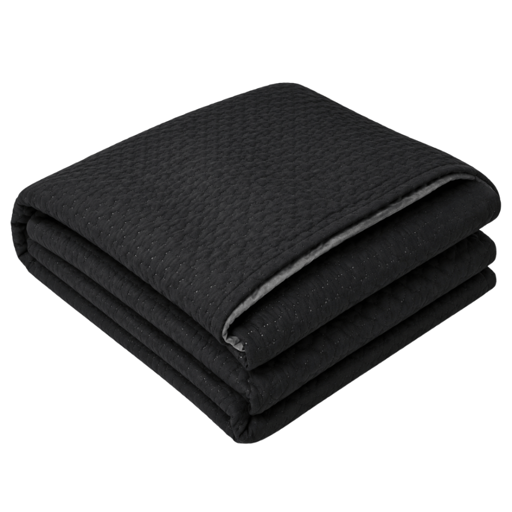 Tagesdecke „Black trapuntino Bedspread“. Tagesdecken, 170x250 cm, 200x250 cm. Beidseitige tagesdecke in schwarz und grau mit feinem muster aus tiefen rechtecken. Tagesdecke „Black trapuntino Bedspread“. Tagesdecken, 170x250 cm, 200x250 cm. Beidseitige tagesdecke in schwarz und grau mit feinem muster aus tiefen rechtecken.