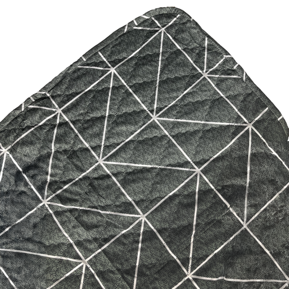 Tagesdecke „Geometric Charm“. Tagesdecken, 195x225 cm. Detailliertes bild des bettdeckenstoffes, auf dem das dunkelgraue farbdesign und die weißen linien sichtbar sind, die ein herausragendes geometrisches muster bilden.