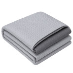 Bettüberwurf „Grey trapuntino Bedspread“. Tagesdecken, 170x250 cm, 200x250 cm. Graue tagesdecke ist mit einem dezenten quadratischen muster verziert, das dem stoff struktur verleiht.