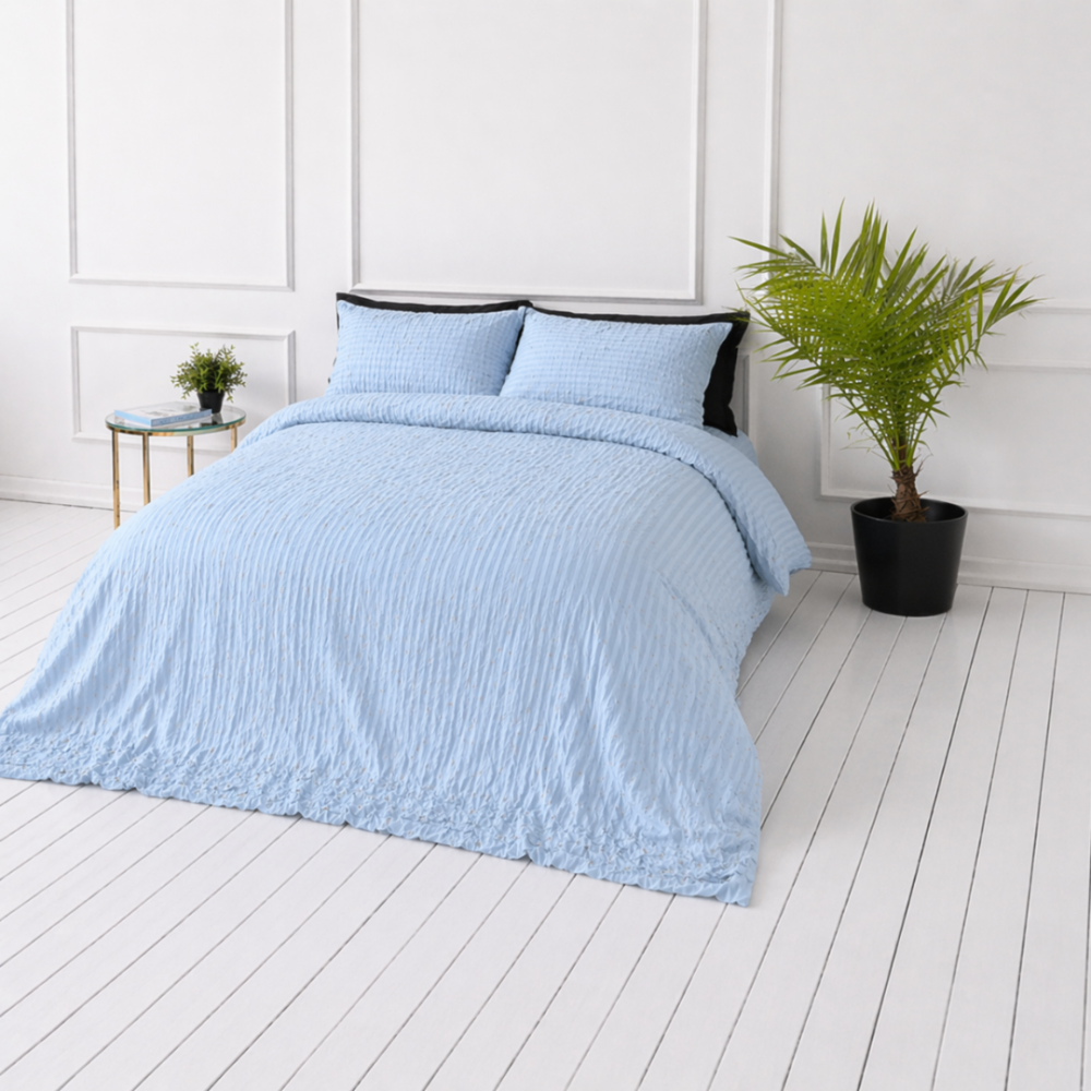 Seersucker Bettwäsche „Kora Dusty Blue“. Bettwäsche einfarbig, 135/140x200 cm, 150x200 cm, 155/160x200 cm, 180x200 cm, 200x200 cm, 200x220 cm, 220x240 cm. Pastellblaues bettwäsche-set mit subtiler textur.