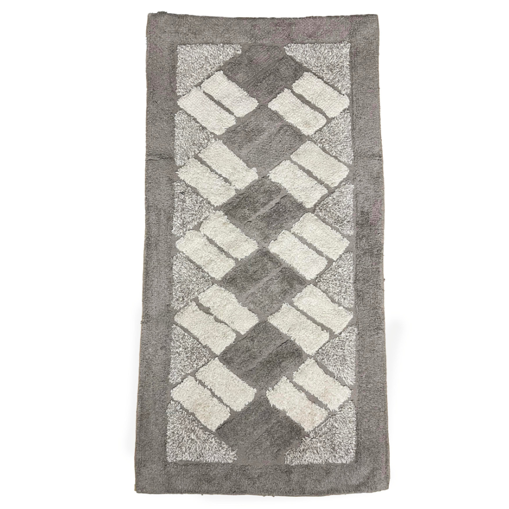 Teppich „Beige Diamond Mosaic Rug“, 70x140 cm. Rechteckiger teppich mit sandfarbenem hintergrund und cremefarbenen rechtecken im rautenmuster.