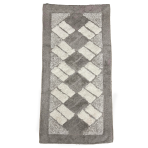 Teppich „Beige Diamond Mosaic Rug“, 70x140 cm. Rechteckiger teppich mit sandfarbenem hintergrund und cremefarbenen rechtecken im rautenmuster.
