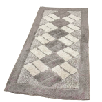 Teppich „Beige Diamond Mosaic Rug“, 70x140 cm. Sandfarbener teppich mit cremefarbenen rechtecken und dunkleren sandfarbenen dreiecken in den ecken.