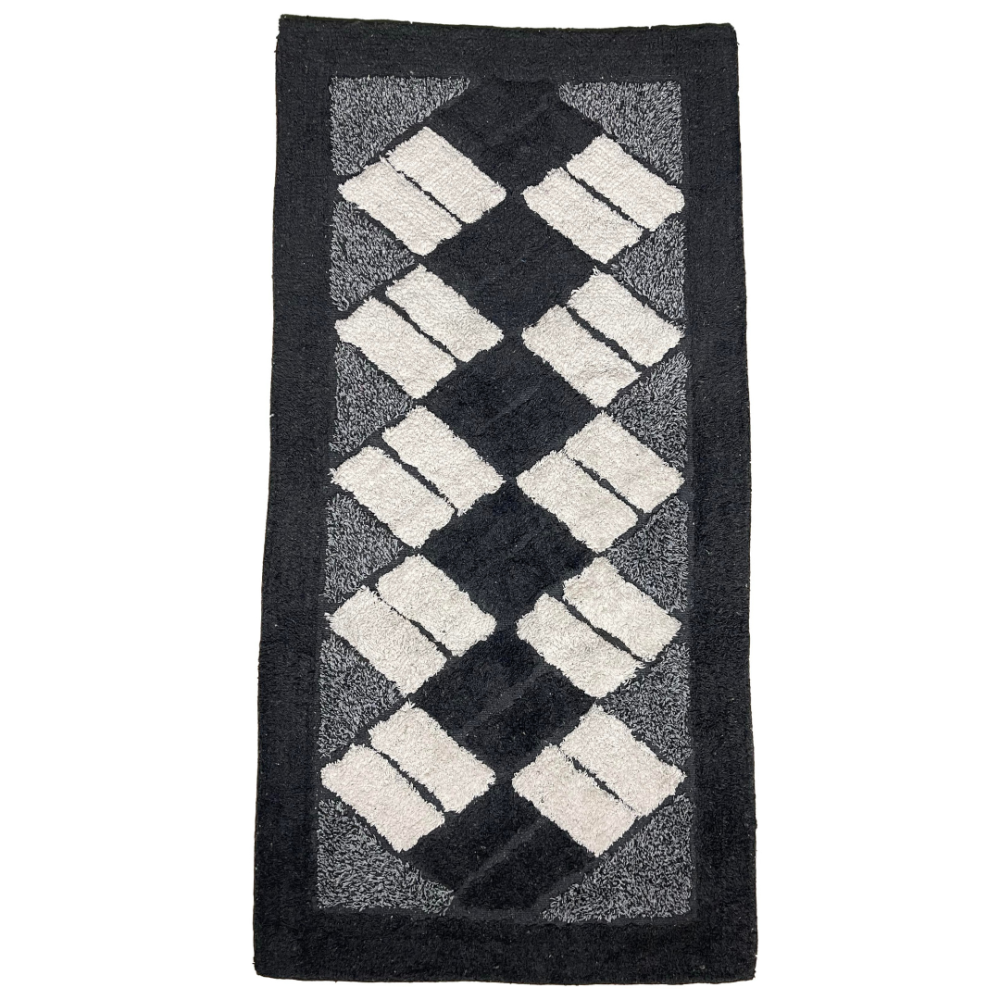 Teppich „Black Diamond Mosaic Rug“, 70x140 cm. Rechteckiger schwarzer teppich mit cremefarbenen rechtecken in schrägem rautenmuster.