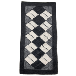 Teppich „Black Diamond Mosaic Rug“, 70x140 cm. Rechteckiger schwarzer teppich mit cremefarbenen rechtecken in schrägem rautenmuster.