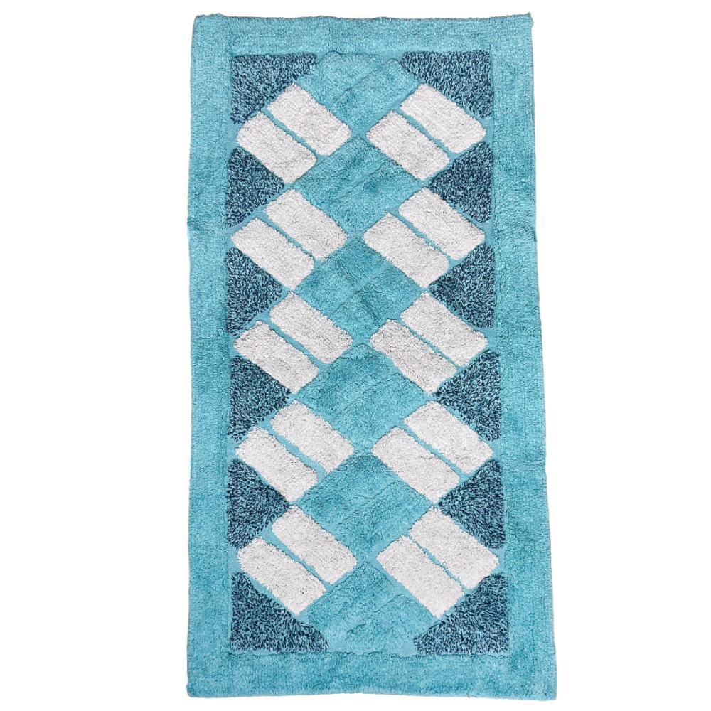 Teppich „Blue Diamond Mosaic Rug“, 70x140 cm. Rechteckiger blauer teppich mit weißen rechtecksformen in schrägem rautenmuster.