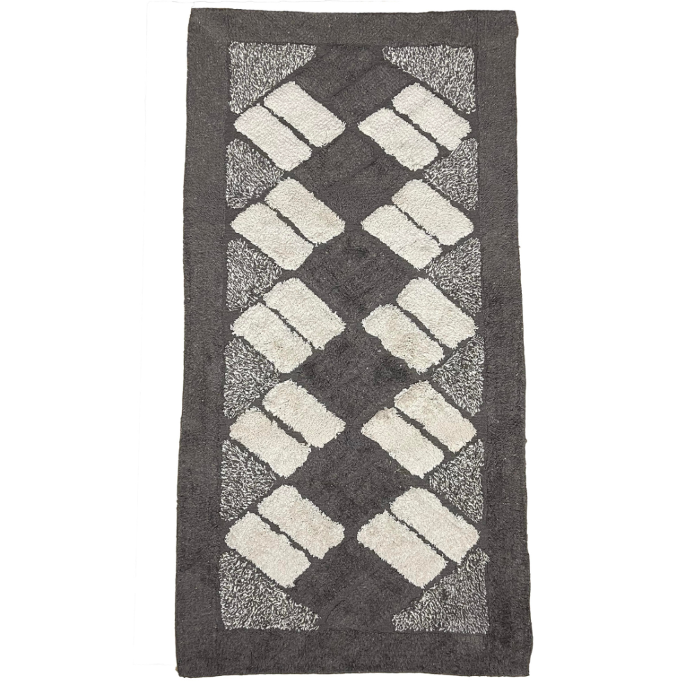 Teppich „Brown Diamond Mosaic Rug“, 70x140 cm. Rechteckiger teppich mit dunkelbraunem hintergrund und hellsandfarbenen rechtecken, die ein verschlungenes rautenmuster bilden.