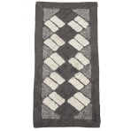 Teppich „Brown Diamond Mosaic Rug“, 70x140 cm. Rechteckiger teppich mit dunkelbraunem hintergrund und hellsandfarbenen rechtecken, die ein verschlungenes rautenmuster bilden.