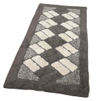Teppich „Brown Diamond Mosaic Rug“, 70x140 cm. Dunkelbrauner teppich mit hellsandfarbenen rechtecken, die diagonal angeordnet ein dynamisches geometrisches muster ergeben.