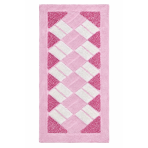 Teppich „Rose Diamond Mosaic Rug“. Badteppich, 70x140 cm. Rechteckiger rosa teppich mit einem zentralen muster aus hellrosa und weißen rechtecken, umgeben von einem satten rosa rand.