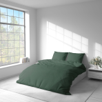Leinen bettwäsche "Linen Dark Green". Leinen Bettwäsche, 135/140x200 cm, 200x200 cm, 200x220 cm, 220x240 cm. Dunkelgrünes leinenbettwäscheset auf weißem boden mit nachttisch und zimmerpflanze.