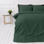 Leinen bettwäsche "Linen Dark Green". Bettwäsche 150x200, 135/140x200 cm, 150x200 cm, 155/160x200 cm, 180x200 cm, 200x200 cm, 200x220 cm, 220x240 cm. Dunkelgrünes leinenbettwäscheset auf weißem boden mit nachttisch und zimmerpflanze. Leinen bettwäsche "Linen Dark Green". Bettwäsche 150x200, 135/140x200 cm, 150x200 cm, 155/160x200 cm, 180x200 cm, 200x200 cm, 200x220 cm, 220x240 cm. Dunkelgrünes leinenbettwäscheset auf weißem boden mit nachttisch und zimmerpflanze.