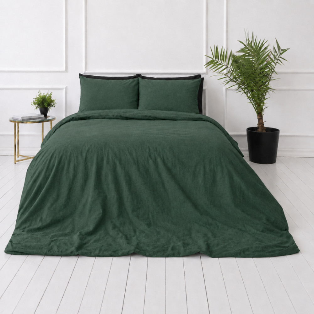 Leinen bettwäsche "Linen Dark Green". Bettwäsche 150x200, 135/140x200 cm, 150x200 cm, 155/160x200 cm, 180x200 cm, 200x200 cm, 200x220 cm, 220x240 cm. Schlafzimmeransicht aus der ecke: dunkelgrüne leinenbettdecke und kissen. Leinen bettwäsche "Linen Dark Green". Bettwäsche 150x200, 135/140x200 cm, 150x200 cm, 155/160x200 cm, 180x200 cm, 200x200 cm, 200x220 cm, 220x240 cm. Schlafzimmeransicht aus der ecke: dunkelgrüne leinenbettdecke und kissen.
