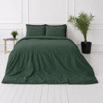 Leinen bettwäsche "Linen Dark Green". Bettwäsche 150x200, 135/140x200 cm, 150x200 cm, 155/160x200 cm, 180x200 cm, 200x200 cm, 200x220 cm, 220x240 cm. Schlafzimmeransicht aus der ecke: dunkelgrüne leinenbettdecke und kissen. Leinen bettwäsche "Linen Dark Green". Bettwäsche 150x200, 135/140x200 cm, 150x200 cm, 155/160x200 cm, 180x200 cm, 200x200 cm, 200x220 cm, 220x240 cm. Schlafzimmeransicht aus der ecke: dunkelgrüne leinenbettdecke und kissen.