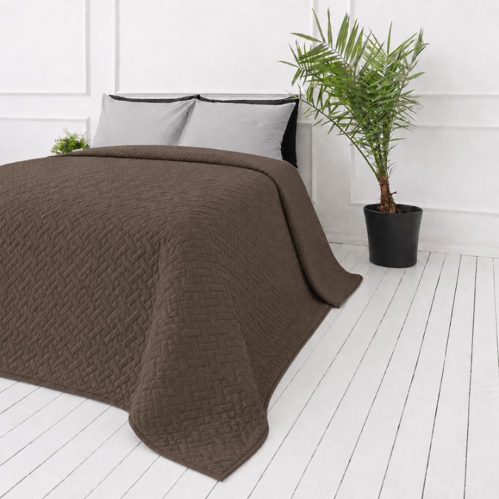 Tagesdecke „Bedspread Brunette“. Tagesdecken, 210x240 cm. Braune tagesdecke mit wiederkehrendem muster in geflochtener optik Tagesdecke „Bedspread Brunette“. Tagesdecken, 210x240 cm. Braune tagesdecke mit wiederkehrendem muster in geflochtener optik