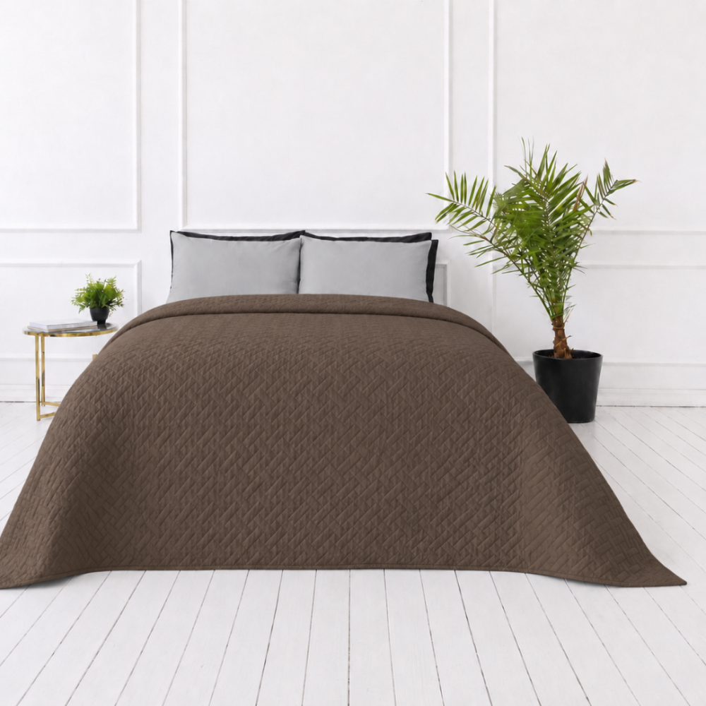 Tagesdecke „Bedspread Brunette“. Tagesdecken, 210x240 cm. Schokoladenbraune tagesdecke mit dezenter geometrischer reliefstruktur Tagesdecke „Bedspread Brunette“. Tagesdecken, 210x240 cm. Schokoladenbraune tagesdecke mit dezenter geometrischer reliefstruktur
