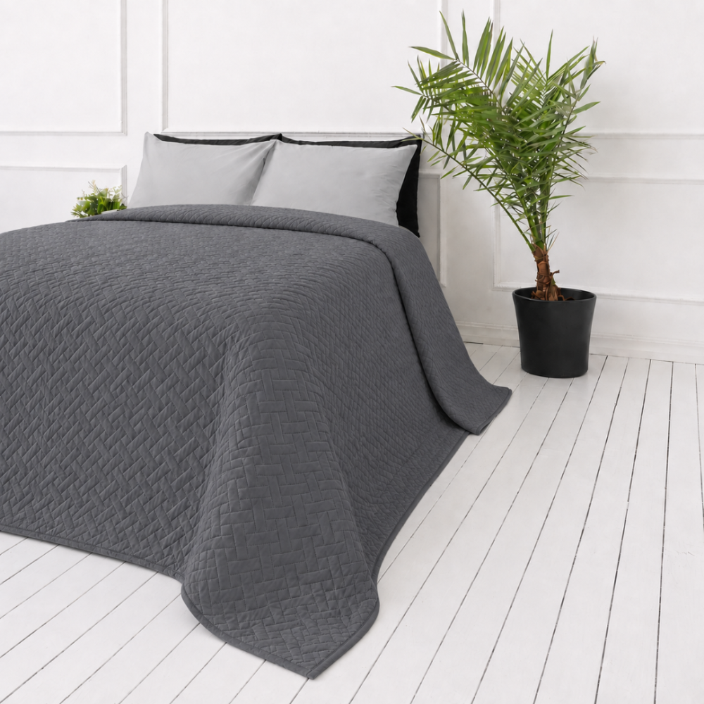 Tagesdecke „Bedspread Graphite“. Tagesdecken, 210x240 cm. Graphitfarbene tagesdecke mit dichtem wiederkehrendem flechtmuster Tagesdecke „Bedspread Graphite“. Tagesdecken, 210x240 cm. Graphitfarbene tagesdecke mit dichtem wiederkehrendem flechtmuster