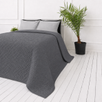 Tagesdecke „Bedspread Graphite“. Tagesdecken, 210x240 cm. Graphitfarbene tagesdecke mit dichtem wiederkehrendem flechtmuster Tagesdecke „Bedspread Graphite“. Tagesdecken, 210x240 cm. Graphitfarbene tagesdecke mit dichtem wiederkehrendem flechtmuster