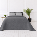 Tagesdecke „Bedspread Graphite“. Tagesdecken, 210x240 cm. Dunkelgraue tagesdecke mit subtiler geometrischer reliefstruktur Tagesdecke „Bedspread Graphite“. Tagesdecken, 210x240 cm. Dunkelgraue tagesdecke mit subtiler geometrischer reliefstruktur