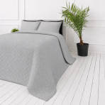Tagesdecke „Bedspread Harbor“. Tagesdecken, 210x240 cm. Silbergraue tagesdecke mit wiederkehrendem geometrischem flechtmuster Tagesdecke „Bedspread Harbor“. Tagesdecken, 210x240 cm. Silbergraue tagesdecke mit wiederkehrendem geometrischem flechtmuster