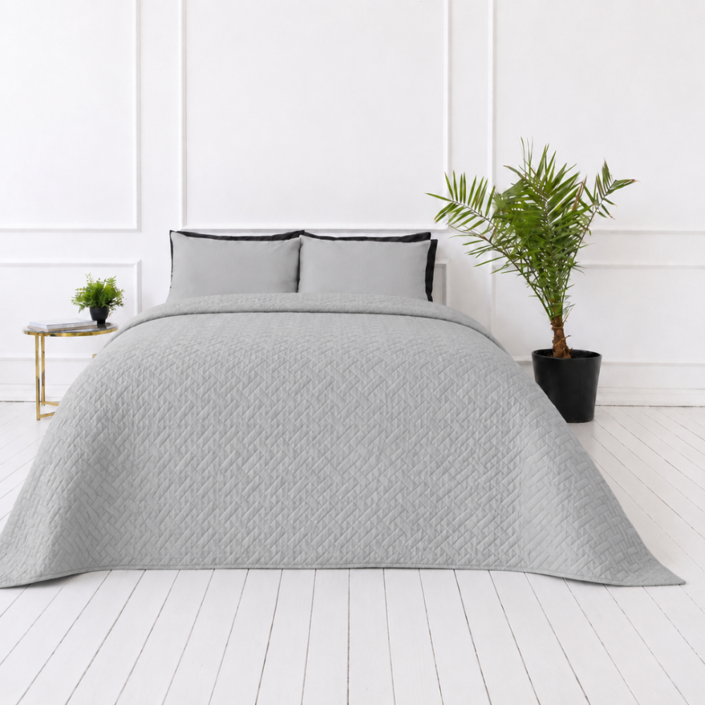 Tagesdecke „Bedspread Harbor“. Tagesdecken, 210x240 cm. Hellgraue tagesdecke mit dezenter geometrischer reliefstruktur Tagesdecke „Bedspread Harbor“. Tagesdecken, 210x240 cm. Hellgraue tagesdecke mit dezenter geometrischer reliefstruktur