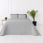 Tagesdecke „Bedspread Harbor“. Tagesdecken, 210x240 cm. Hellgraue tagesdecke mit dezenter geometrischer reliefstruktur Tagesdecke „Bedspread Harbor“. Tagesdecken, 210x240 cm. Hellgraue tagesdecke mit dezenter geometrischer reliefstruktur