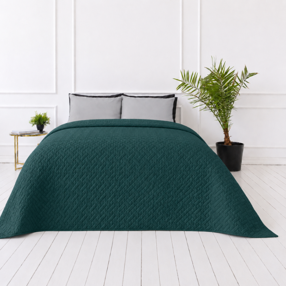 Tagesdecke „Bedspread Juniper“. Tagesdecken, 210x240 cm. Sattgrüne tagesdecke mit subtiler geometrischer reliefstruktur Tagesdecke „Bedspread Juniper“. Tagesdecken, 210x240 cm. Sattgrüne tagesdecke mit subtiler geometrischer reliefstruktur
