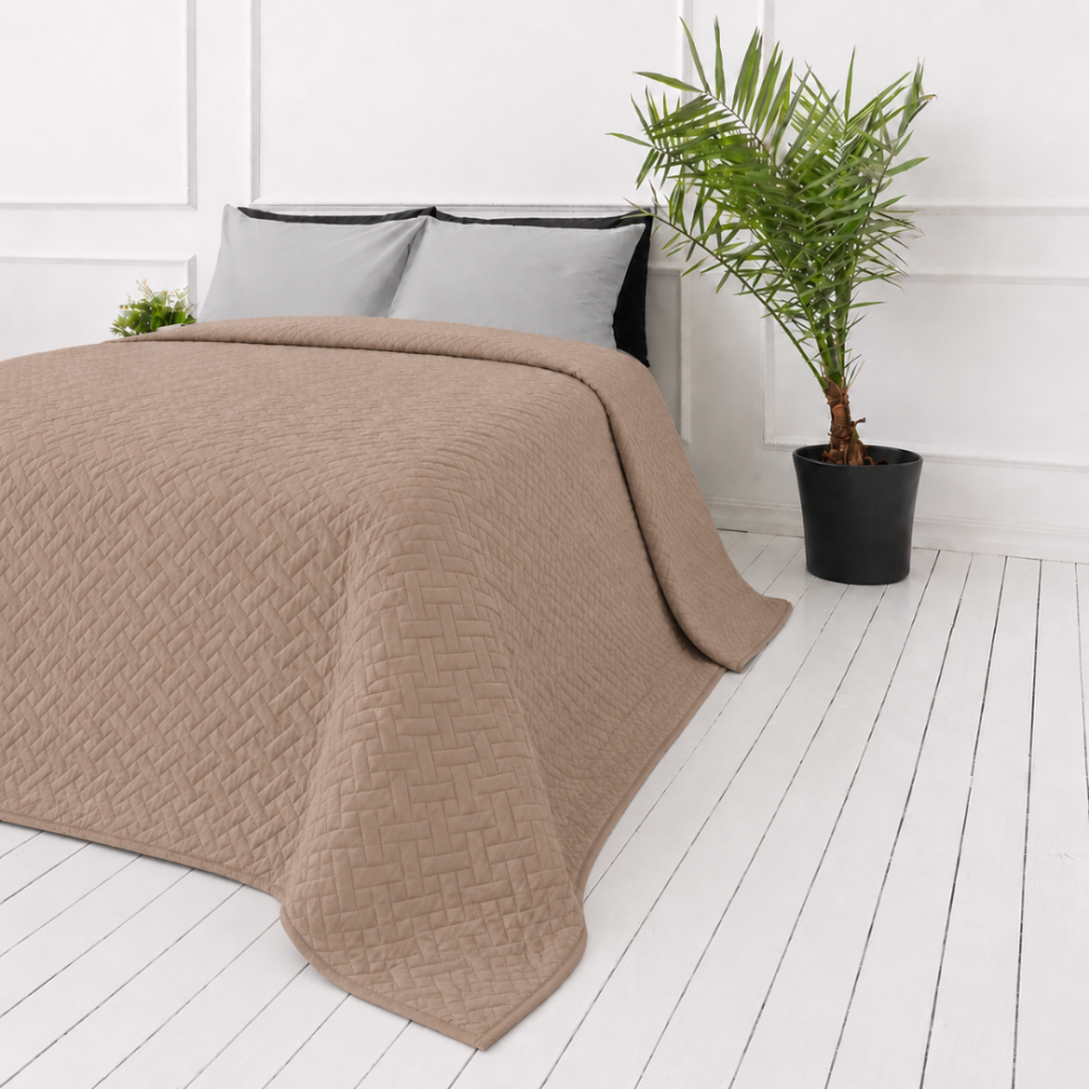 Tagesdecke „Bedspread Latte“. Tagesdecken, 210x240 cm. Tagesdecke in warmem sandton mit wiederkehrendem geometrischem flechtmuster