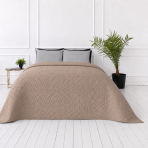 Tagesdecke „Bedspread Latte“. Tagesdecken, 210x240 cm. Hellbraune tagesdecke mit dezenter geometrischer reliefstruktur