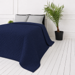 Tagesdecke „Bedspread Navy“. Tagesdecken, 210x240 cm. Tiefblaue tagesdecke mit wiederkehrender struktur in geflochtener optik Tagesdecke „Bedspread Navy“. Tagesdecken, 210x240 cm. Tiefblaue tagesdecke mit wiederkehrender struktur in geflochtener optik