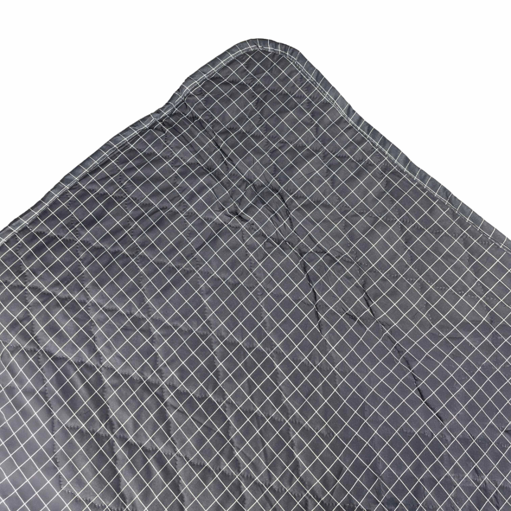 Tagesdecke „Timeless Lines“. Tagesdecken, 195x225 cm. Elegante dunkelgraue tagesdecke mit feinem weißen linienmuster, ausgebreitet, um ihre weiche gesteppte textur zu zeigen.