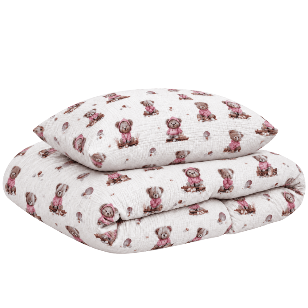 Musselin Bettwäsche set "Fluffy Bear muslin". Bettwäsche sets, 135/140x200 cm, 150x200 cm, 155/160x200 cm. Weißes bettwäsche-set mit braunen teddybären in rosafarbener kleidung. Musselin Bettwäsche set "Fluffy Bear muslin". Bettwäsche sets, 135/140x200 cm, 150x200 cm, 155/160x200 cm. Weißes bettwäsche-set mit braunen teddybären in rosafarbener kleidung.