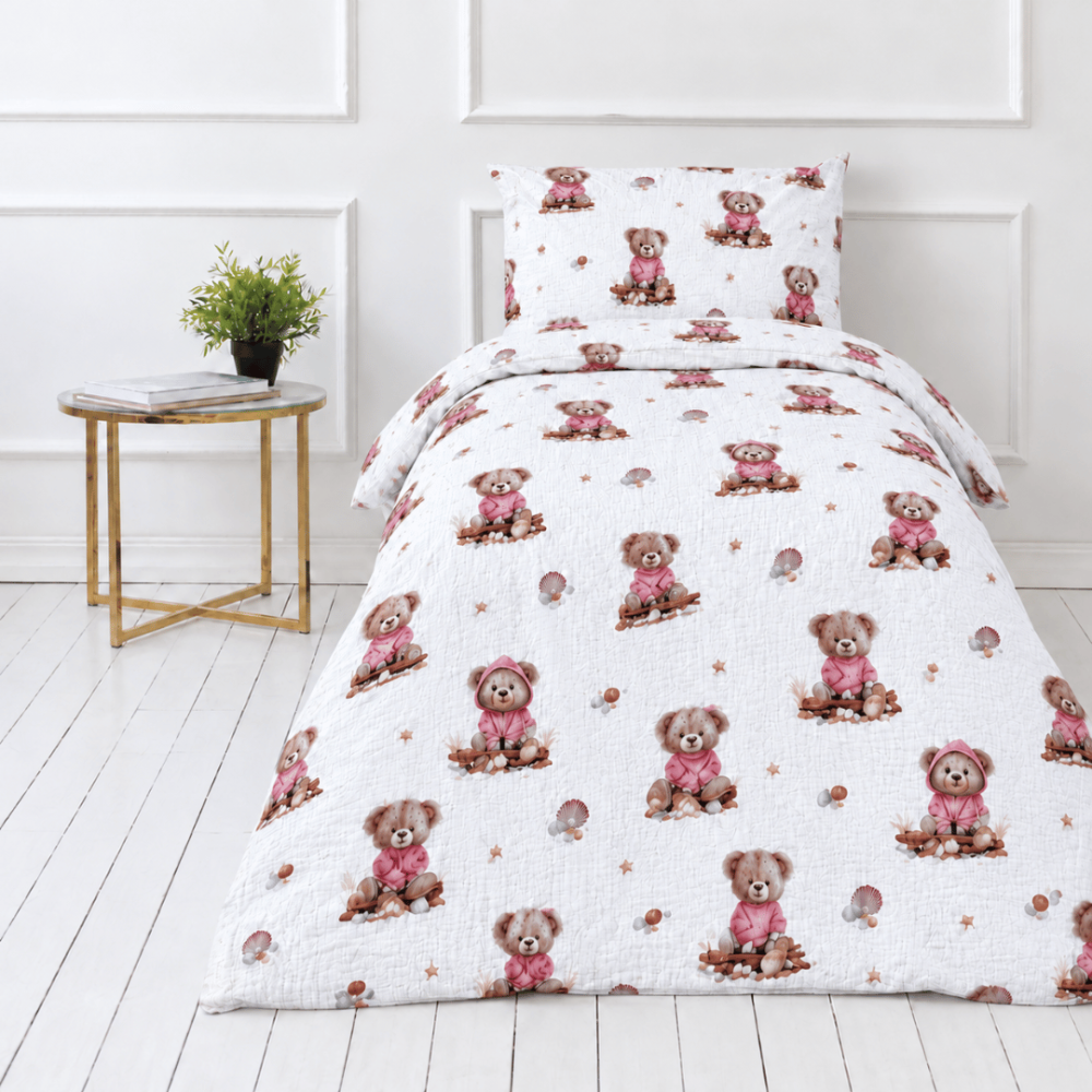 Musselin Bettwäsche set "Fluffy Bear muslin". Bettwäsche sets, 135/140x200 cm, 150x200 cm, 155/160x200 cm. Braune teddybären, rosafarbene muscheln und kleine sterne auf weißem hintergrund. Musselin Bettwäsche set "Fluffy Bear muslin". Bettwäsche sets, 135/140x200 cm, 150x200 cm, 155/160x200 cm. Braune teddybären, rosafarbene muscheln und kleine sterne auf weißem hintergrund.