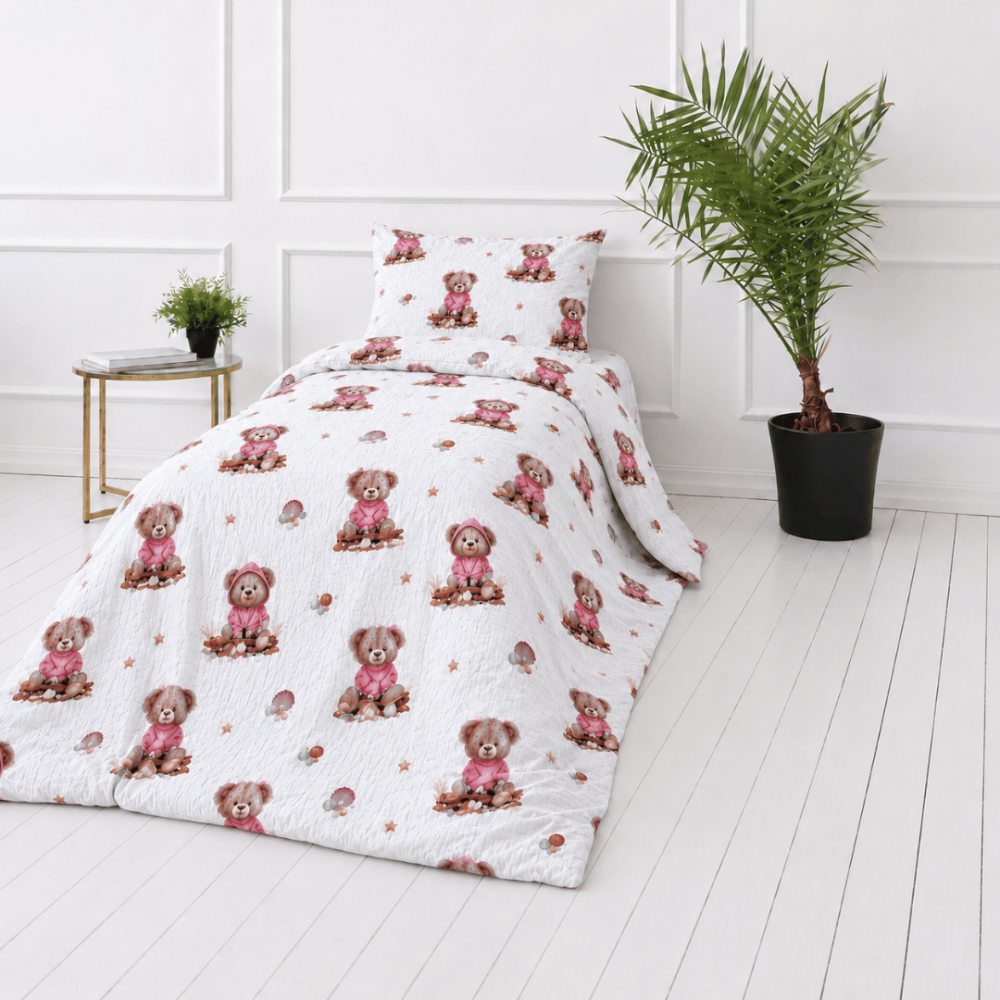 Musselin Bettwäsche set "Fluffy Bear muslin". Bettwäsche sets, 135/140x200 cm, 150x200 cm, 155/160x200 cm. Bettwäsche-set mit teddybärenmuster und rosa, braunen und grauen akzenten auf weißem hintergrund. Musselin Bettwäsche set "Fluffy Bear muslin". Bettwäsche sets, 135/140x200 cm, 150x200 cm, 155/160x200 cm. Bettwäsche-set mit teddybärenmuster und rosa, braunen und grauen akzenten auf weißem hintergrund.