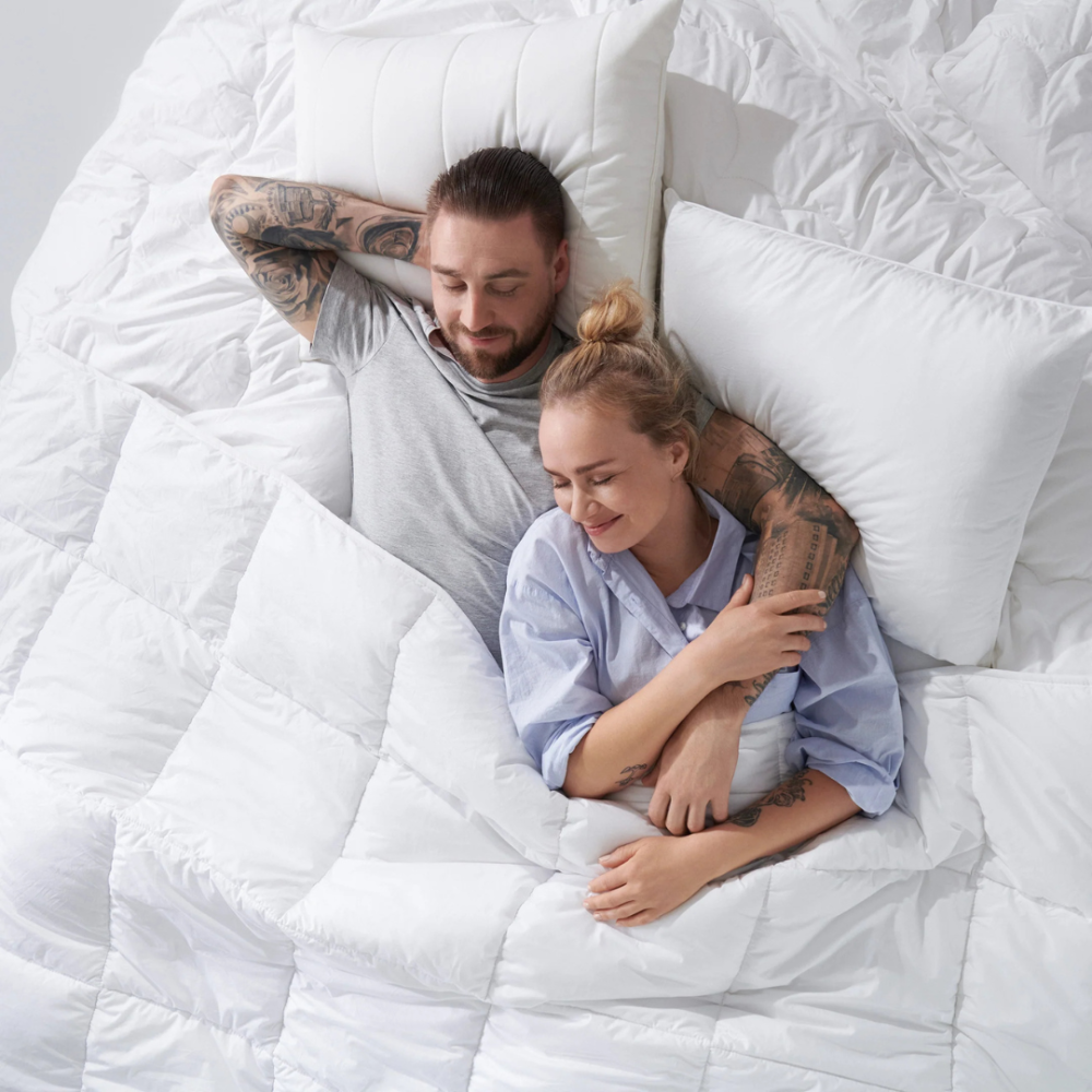 Kissen „Familon Original Pillow“. Glattes weißes kissen mit dezentem design familon