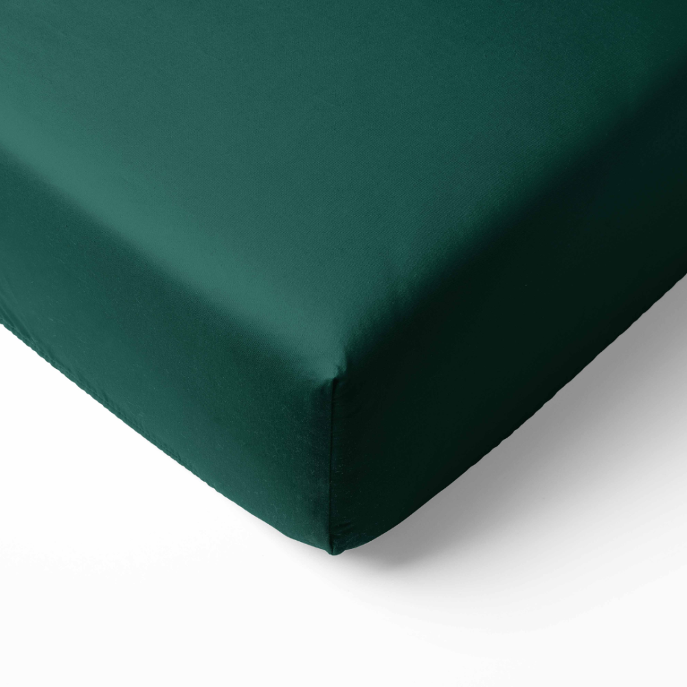 Spannbettlaken „Juniper“. Spannbettlaken 90x200, 90x200 cm, 135/140x200 cm, 155/160x200 cm, 180x200 cm. Dunkelgrünes spannbettlaken, entwickelt für komfort und ein stilvolles aussehen des bettes. Spannbettlaken „Juniper“. Spannbettlaken 90x200, 90x200 cm, 135/140x200 cm, 155/160x200 cm, 180x200 cm. Dunkelgrünes spannbettlaken, entwickelt für komfort und ein stilvolles aussehen des bettes.