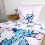 Bettwäsche set "Angel and Stitch“. Kinderbettwäsche, 135x200 cm. Weißes bettwäsche-muster mit wiederkehrenden blauen und rosafarbenen figuren. Bettwäsche set "Angel and Stitch“. Kinderbettwäsche, 135x200 cm. Weißes bettwäsche-muster mit wiederkehrenden blauen und rosafarbenen figuren.