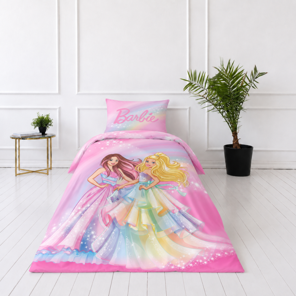 Bettwäsche set "Barbie". Kinderbettwäsche, 135x200 cm. Rosa bettwäsche-set mit zwei mädchen in farbenfrohen kleidern. Bettwäsche set "Barbie". Kinderbettwäsche, 135x200 cm. Rosa bettwäsche-set mit zwei mädchen in farbenfrohen kleidern.