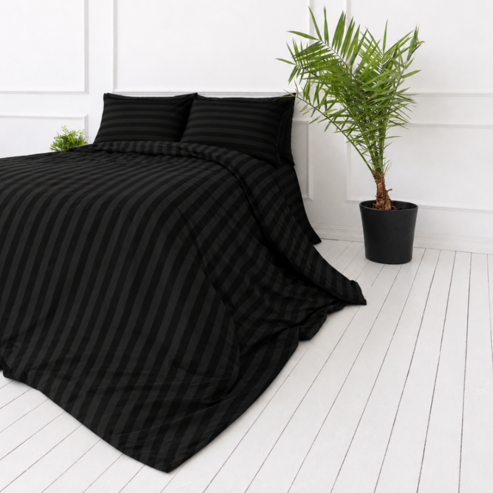 Bettwäsche set "Black Stripes". Gemusterte Bettwäsche, 135/140x200 cm, 150x200 cm, 155/160x200 cm, 180x200 cm, 200x200 cm, 200x220 cm. Vorgeschrittenes schwarzes bettwäscheset mit kräftigen streifenmustern, perfekt für einen modernen und schicken look. Bettwäsche set "Black Stripes". Gemusterte Bettwäsche, 135/140x200 cm, 150x200 cm, 155/160x200 cm, 180x200 cm, 200x200 cm, 200x220 cm. Vorgeschrittenes schwarzes bettwäscheset mit kräftigen streifenmustern, perfekt für einen modernen und schicken look.