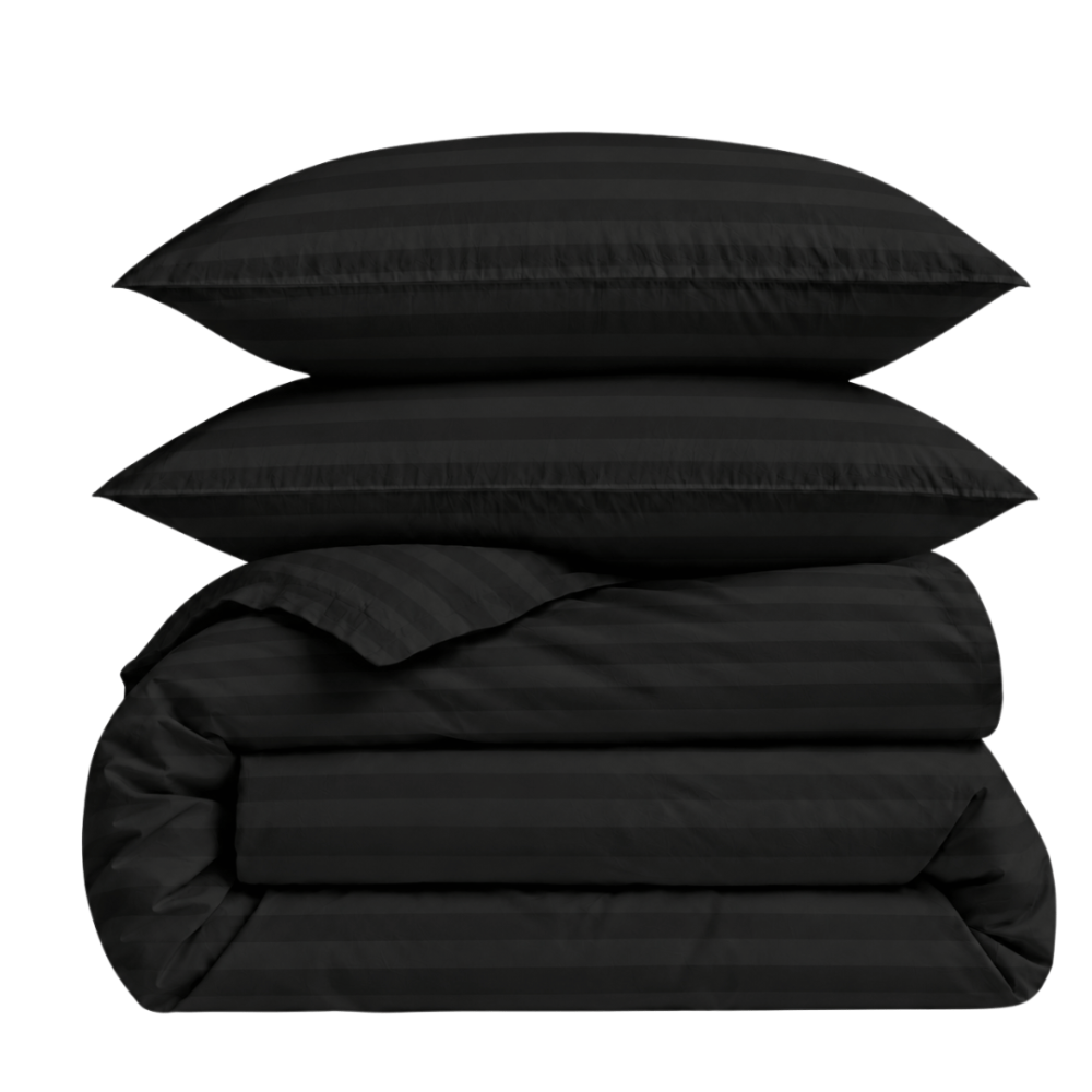 Bettwäsche set "Black Stripes". Gemusterte Bettwäsche, 135/140x200 cm, 155x220 cm, 160x200 cm, 180x200 cm, 200x200 cm, 200x220 cm. Stylisches schwarzes bettwäscheset mit schlankem streifenmuster, das moderne eleganz in ihre schlafzimmerdekoration bringt. Bettwäsche set "Black Stripes". Gemusterte Bettwäsche, 135/140x200 cm, 155x220 cm, 160x200 cm, 180x200 cm, 200x200 cm, 200x220 cm. Stylisches schwarzes bettwäscheset mit schlankem streifenmuster, das moderne eleganz in ihre schlafzimmerdekoration bringt.