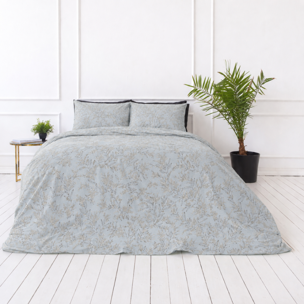 Bettwäsche set "Blossom". Gemusterte Bettwäsche, 135/140x200 cm, 200x200 cm, 200x220 cm. Elegantes bettwäsche-set mit bläulicher basis und subtilem botanischem muster. Bettwäsche set "Blossom". Gemusterte Bettwäsche, 135/140x200 cm, 200x200 cm, 200x220 cm. Elegantes bettwäsche-set mit bläulicher basis und subtilem botanischem muster.