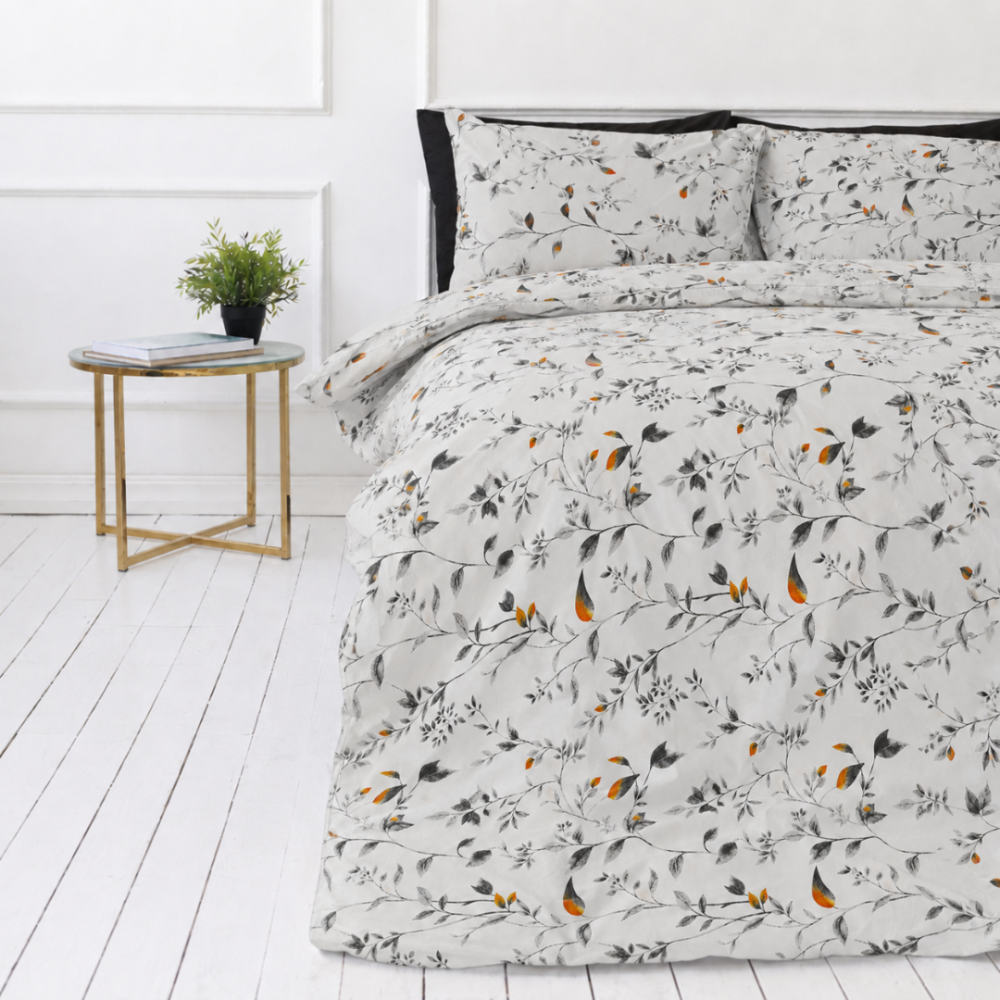 Bettwäsche set "Blushing Flora". Graue Bettwäsche, 135/140x200 cm, 200x200 cm, 200x220 cm. Helles bettwäsche-set mit grauem zweigmuster und orangefarbenen details. Bettwäsche set "Blushing Flora". Graue Bettwäsche, 135/140x200 cm, 200x200 cm, 200x220 cm. Helles bettwäsche-set mit grauem zweigmuster und orangefarbenen details.