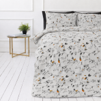 Bettwäsche set "Blushing Flora". Graue Bettwäsche, 135/140x200 cm, 200x200 cm, 200x220 cm. Helles bettwäsche-set mit grauem zweigmuster und orangefarbenen details. Bettwäsche set "Blushing Flora". Graue Bettwäsche, 135/140x200 cm, 200x200 cm, 200x220 cm. Helles bettwäsche-set mit grauem zweigmuster und orangefarbenen details.