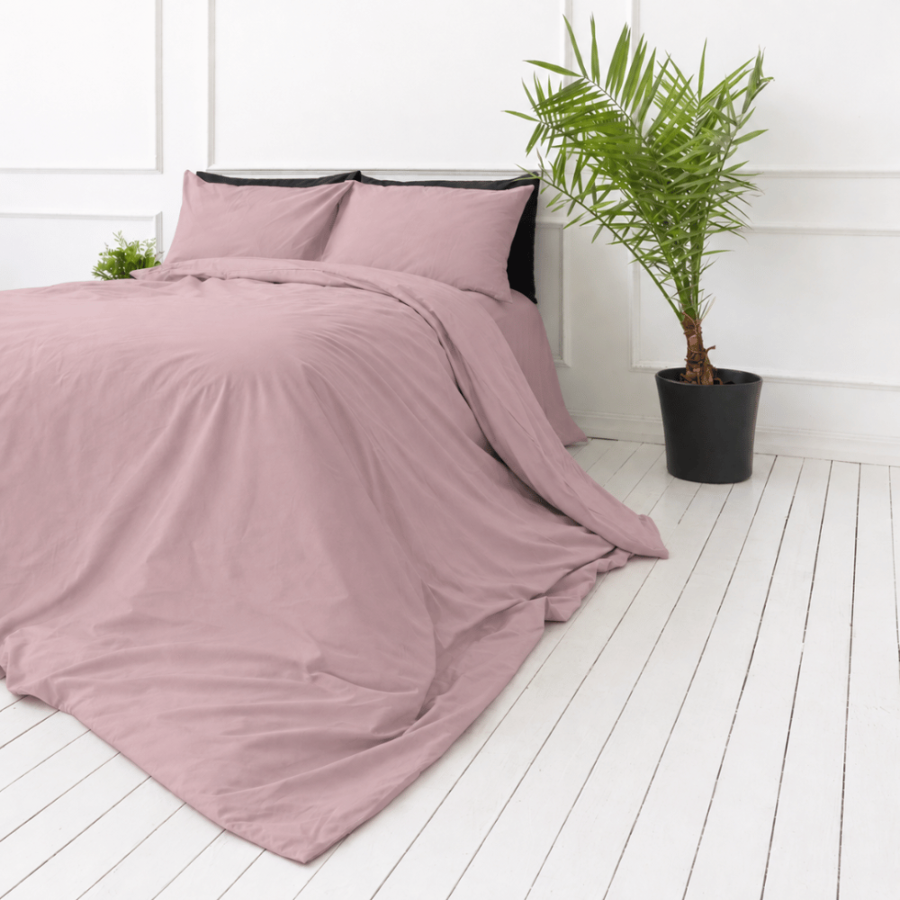 Bettwäsche set "Brick Rose". Bettwäsche einfarbig, 135/140x200 cm, 155x220 cm, 160x200 cm, 180x200 cm, 200x200 cm, 200x220 cm, 220x240 cm. Zartrosa bettdeckenbezug und passende kissenbezüge.